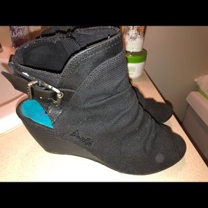 New Blowfish peep toe boots sz 6 Black